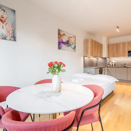 William's Modern Luxe By The Station Appartement