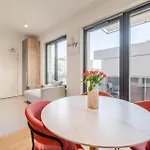 William's Modern Luxe By The Station Apartment *