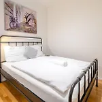 Apartment William's Modern Luxe By The Station Prague